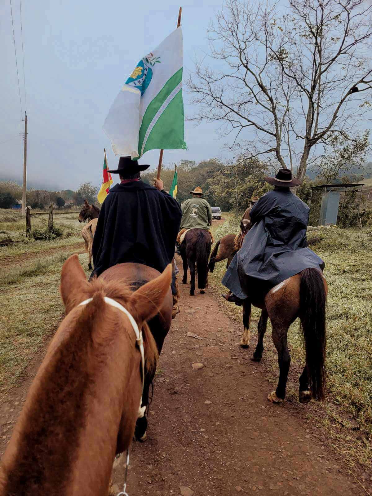 Capa Seberi celebra a tradição e seus 66 anos na 20ª edição da Cavalgada da Demarcação do CTG Querência da Serra