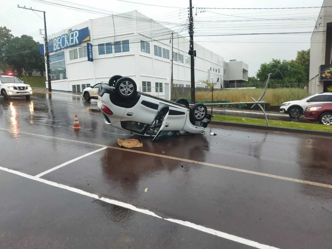 Capa Renault Kwid capota em Seberi durante chuva; ninguém se machuca