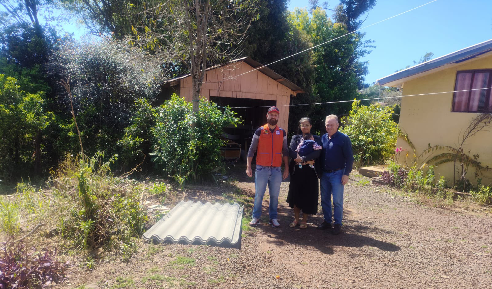 Capa Prefeitura de Pinhal iniciou entrega de telhas de fibrocimento para famílias atingidas por granizo