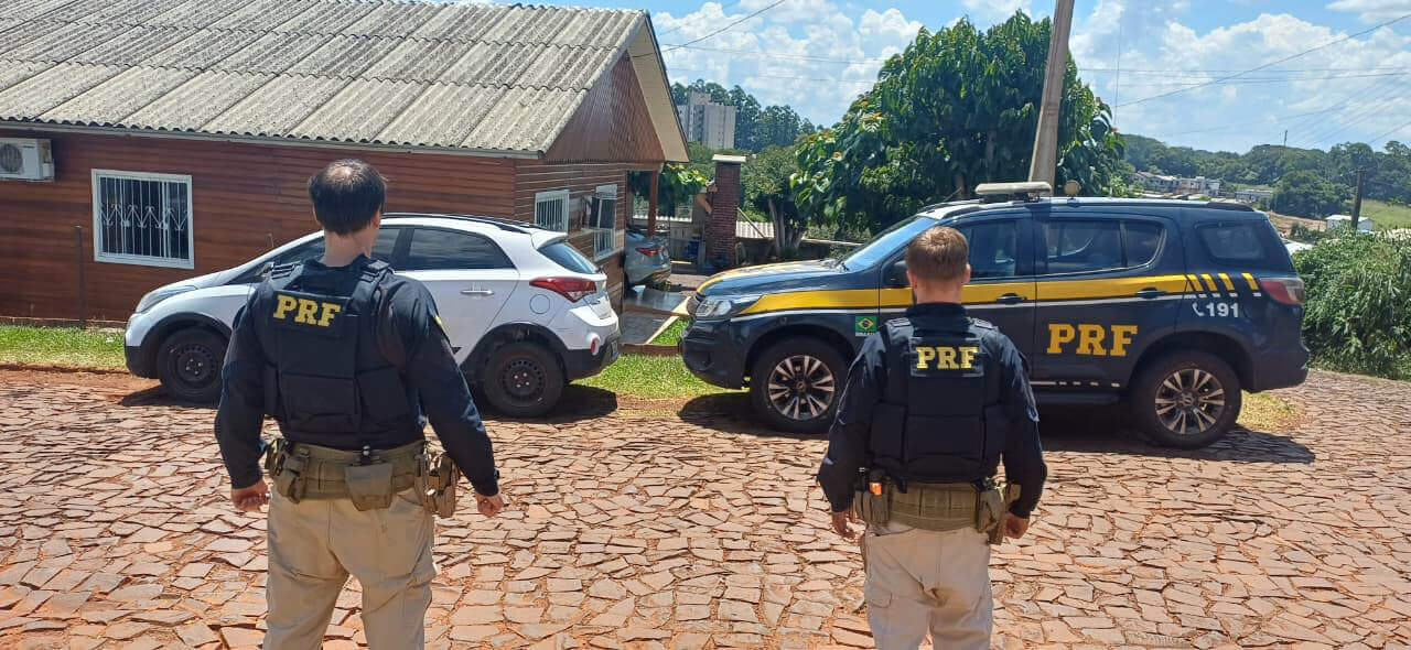 Capa PRF prende mulher com veículo roubado em Seberi
