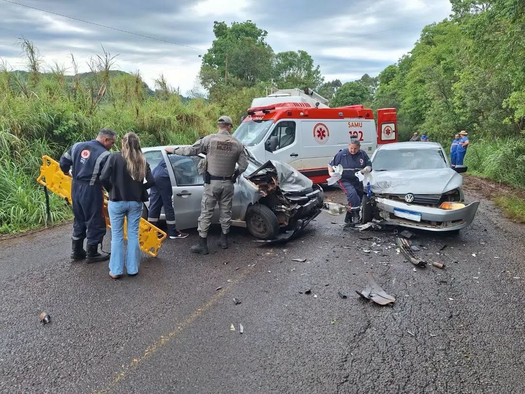 Capa Colisão frontal entre dois veículos deixa casal ferido na ERS-587 em Cristal do Sul