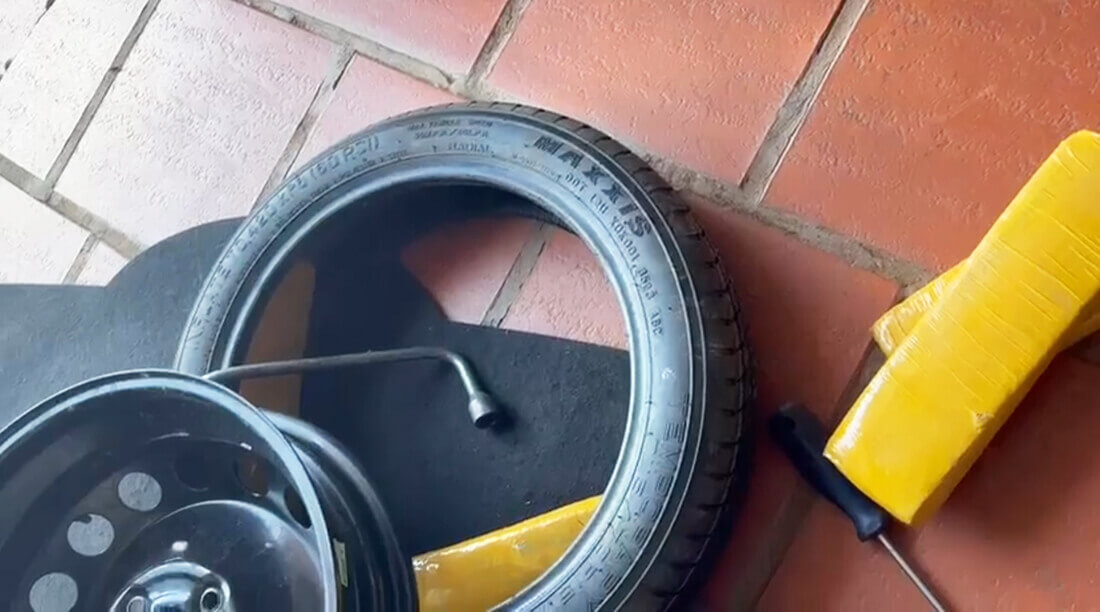 Capa PRF intercepta transporte de maconha escondida em estepe na BR-386 em Seberi