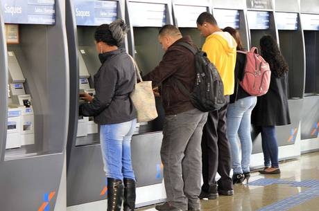 Capa Governo libera o 1º lote de R$ 6,7 bi em saques das contas do PIS
