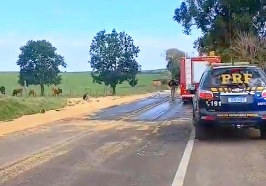 Capa Carreta carregada com soja tomba na BR-386 em Boa Vista das Missões