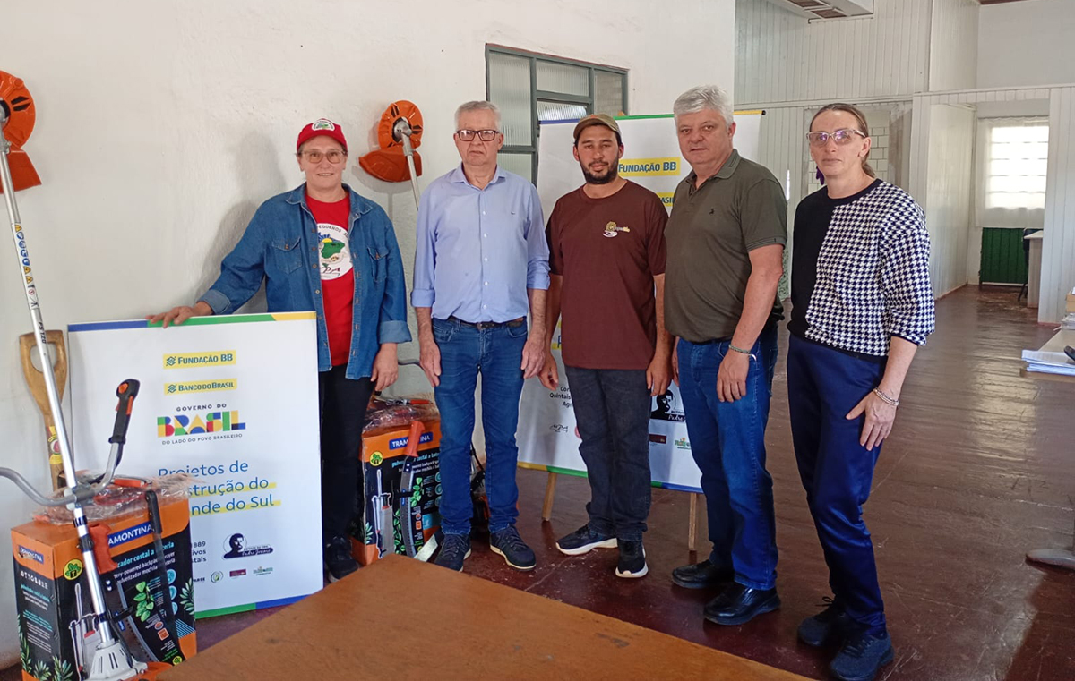 Capa Projeto Quintais Produtivos entrega ferramentas agrícolas a cinco famílias de Liberato Salzano