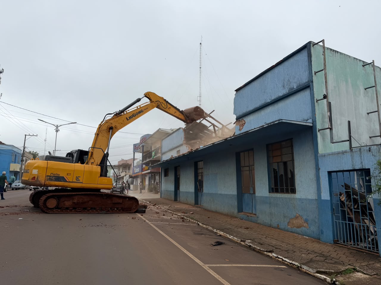 Capa Antigo prédio do Clube Fortalezense começa a ser demolido por questões de segurança