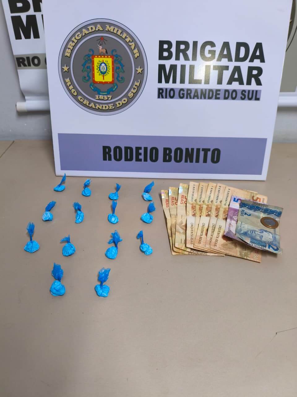 Capa Dupla é presa pela Brigada Militar com arma e cocaína em Rodeio Bonito
